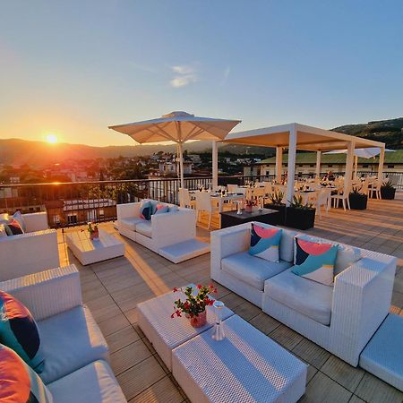 LHP Hotel Montecatini Palace&SPA Esterno foto The rooftop lounge at the Hotel de la Paix