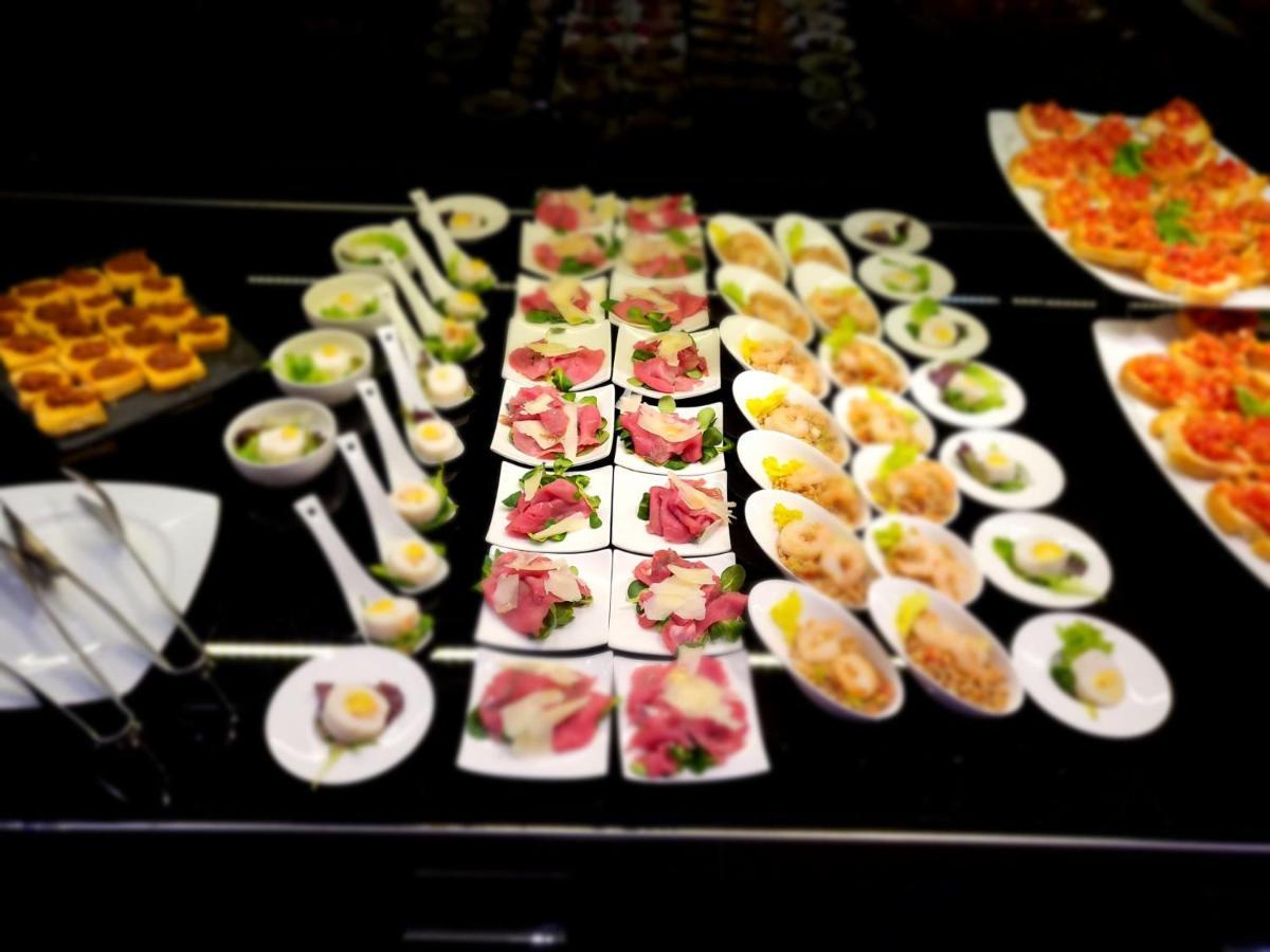 LHP Hotel Montecatini Palace&SPA Esterno foto A buffet of tapas