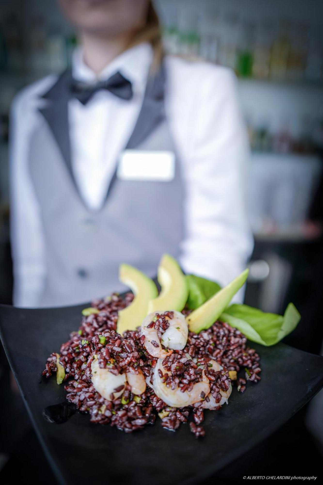 LHP Hotel Montecatini Palace&SPA Esterno foto A waiter serving a dish