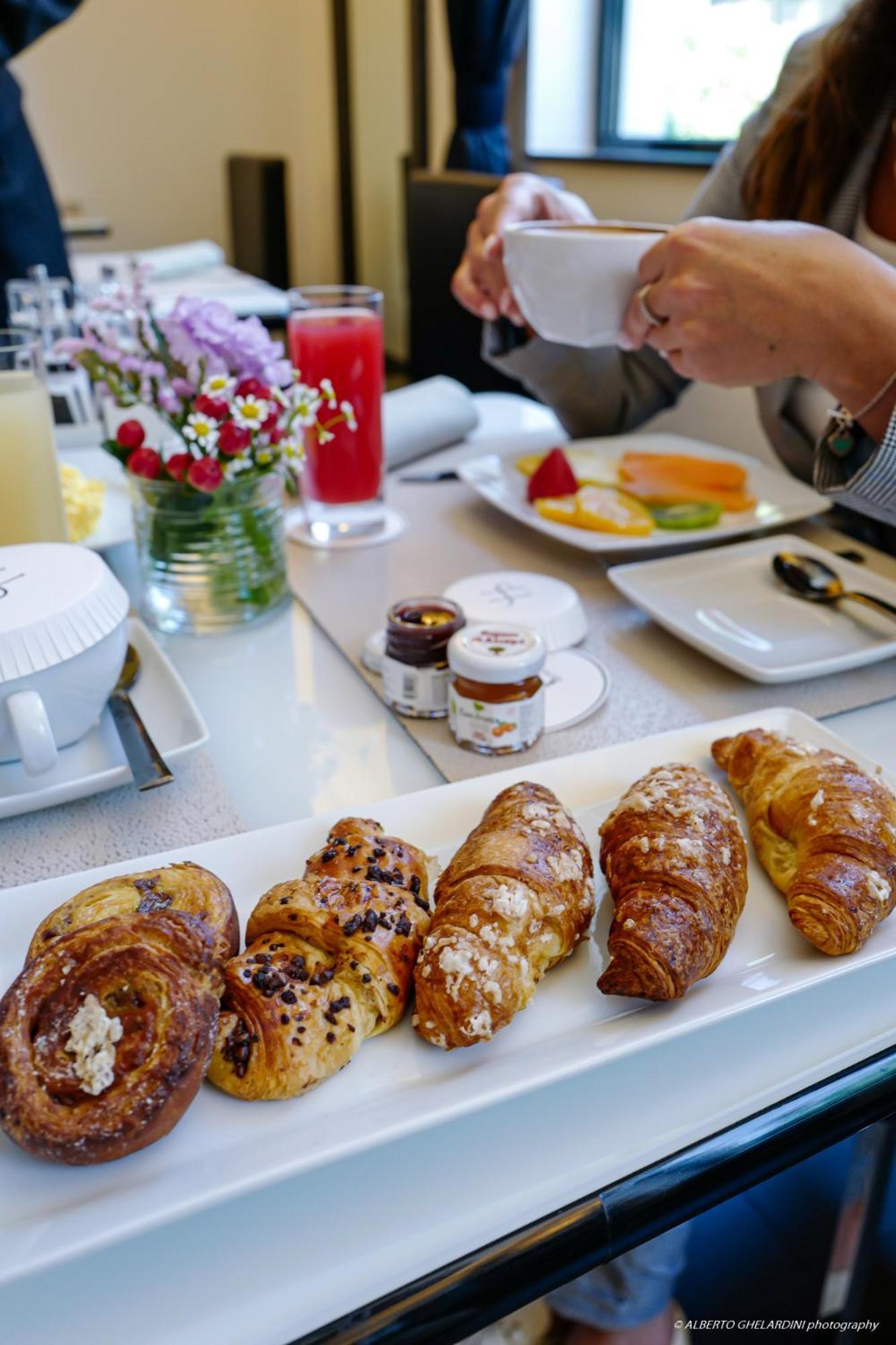 LHP Hotel Montecatini Palace&SPA Esterno foto Croissants and other breakfast items at a café in Paris