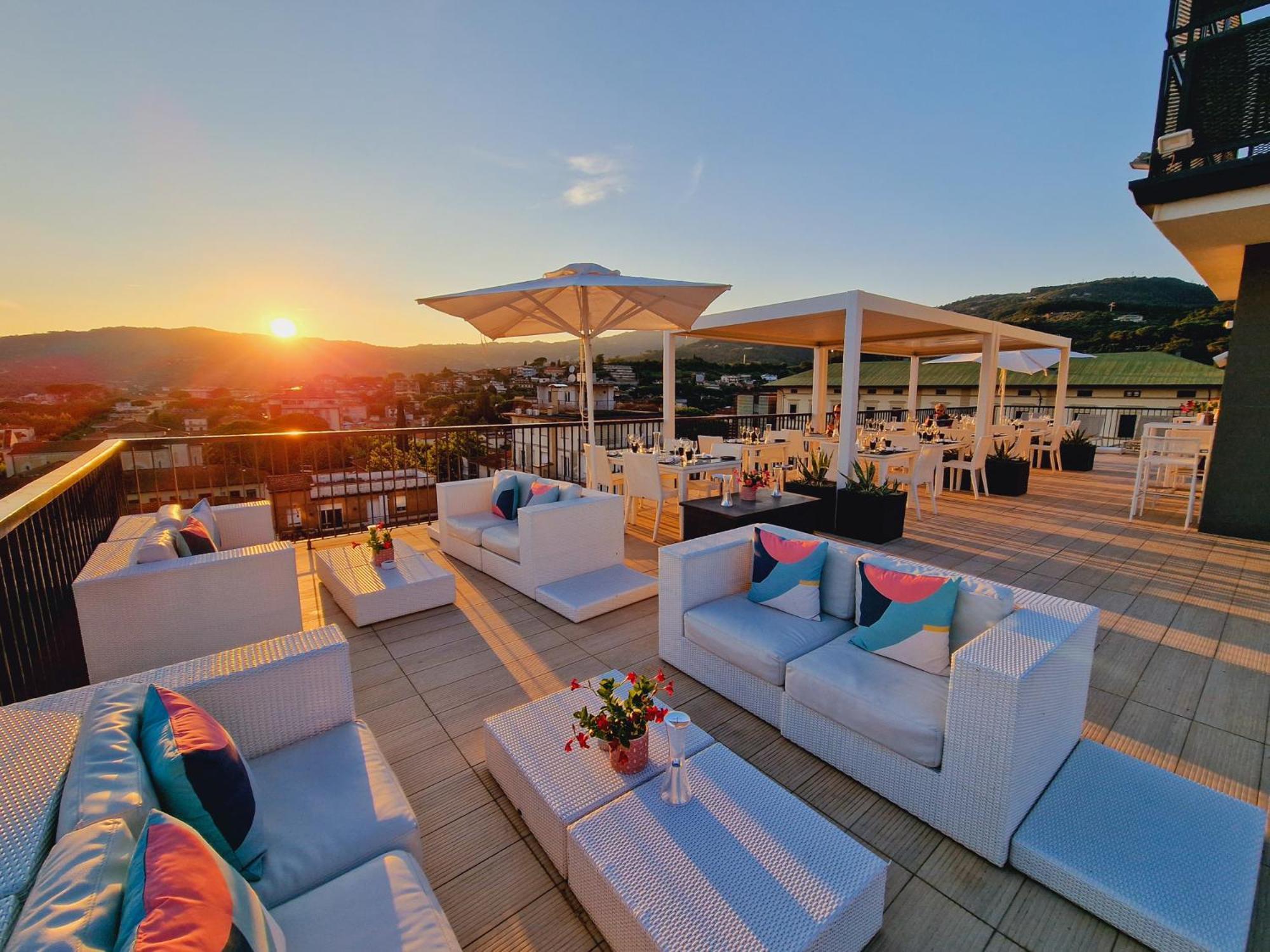 LHP Hotel Montecatini Palace&SPA Esterno foto The rooftop lounge at the Hotel de la Paix