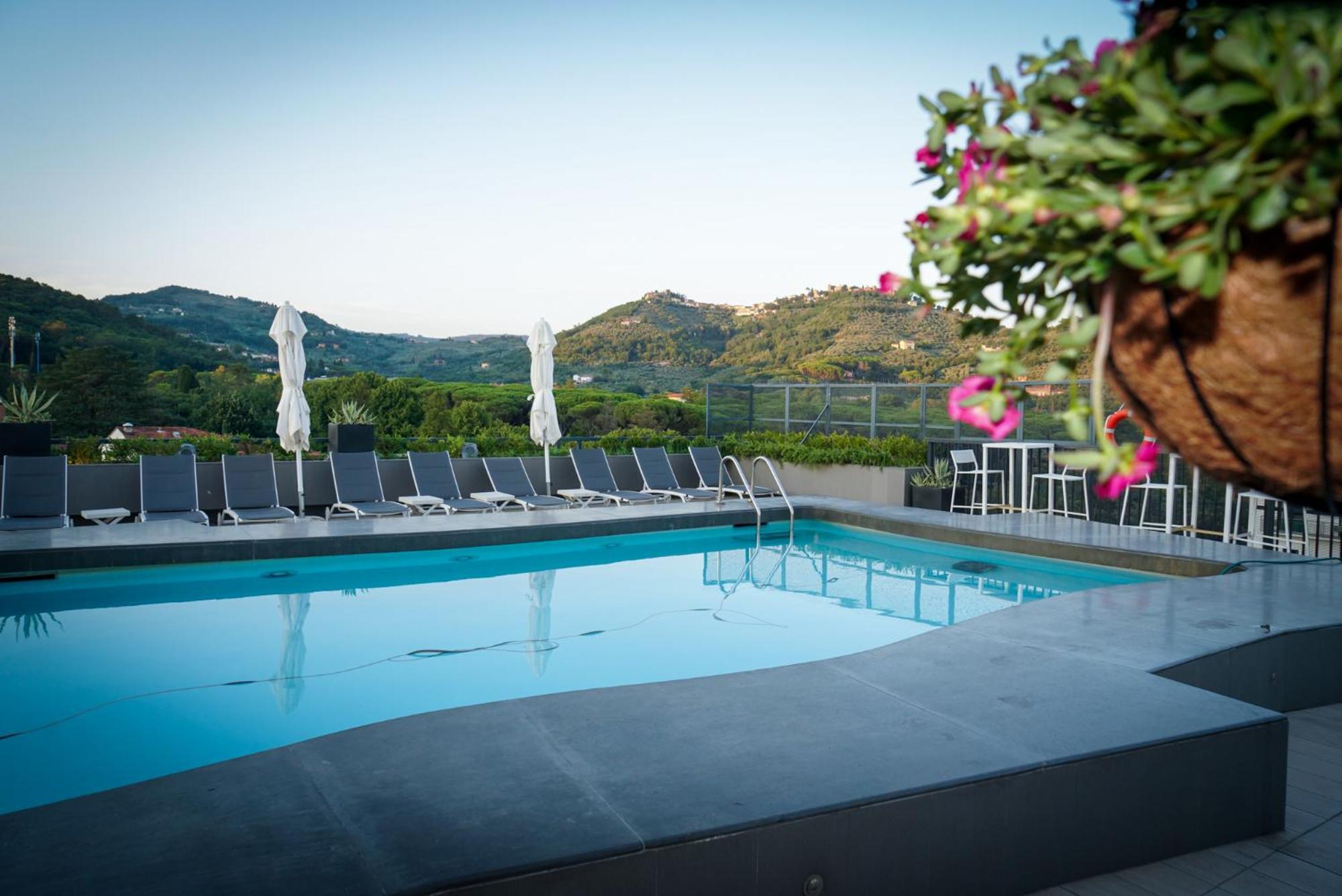 LHP Hotel Montecatini Palace&SPA Esterno foto The swimming pool at the hotel