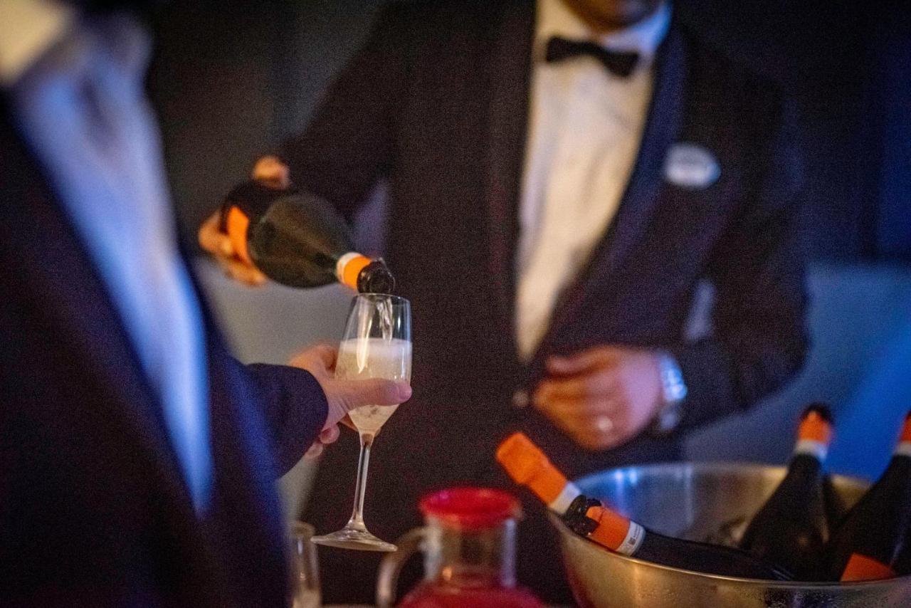 LHP Hotel Montecatini Palace&SPA Esterno foto Champagne being poured